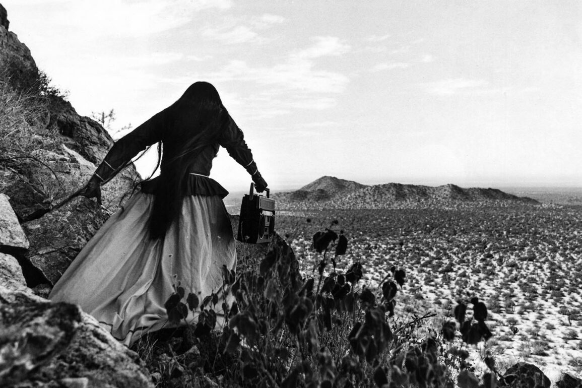 Mujer Ángel Desierto de Sonora, 1979 - Graciela Iturbide