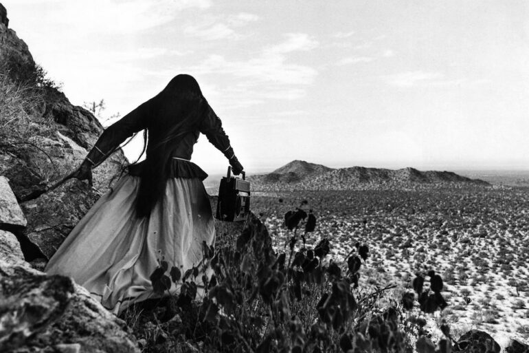 Mujer Ángel Desierto de Sonora, 1979 - Graciela Iturbide