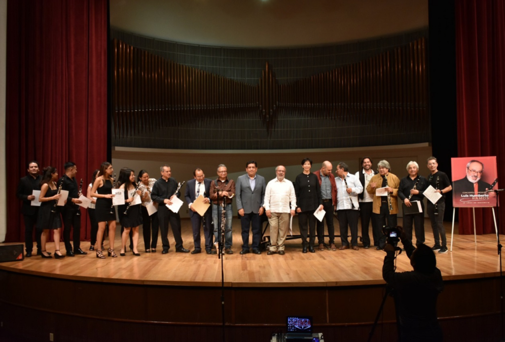 Luis Humberto Ramos con sus alumnos